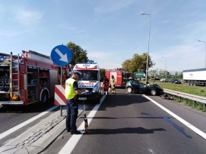 Policjanci oraz pozostałe służby pracujące na miejscu wypadku w Ostaszewie.