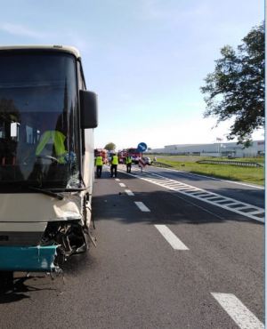 Policjanci oraz pozostałe służby pracujące na miejscu wypadku w Ostaszewie.