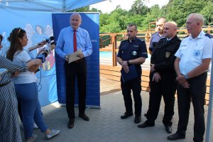 Konferencja Prezydenta Miasta Torunia Michała Zaleskiego w której wzięli udział Pierwszy Zastępca Komendanta Miejskiego Policji w Toruniu mł. insp. Krzysztof Lewandowski , Komendant Straży Miejskiej w Toruniu Mirosław Bartulewicz i Dyrektor Wodnego Ochotniczego Pogotowia Ratunkowego w Toruniu Wojciech Lewko. Na koniec wszyscy uczestnicy mogli przypomnieć sobie zasady udzielania pierwszej pomocy prezentowane przez ratownika - funkcjonariusza- Straży Miejskiej w Toruniu.