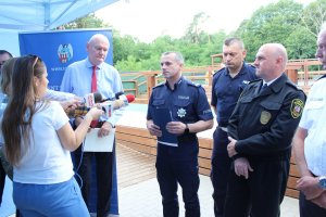 Konferencja Prezydenta Miasta Torunia Michała Zaleskiego w której wzięli udział Pierwszy Zastępca Komendanta Miejskiego Policji w Toruniu mł. insp. Krzysztof Lewandowski , Komendant Straży Miejskiej w Toruniu Mirosław Bartulewicz i Dyrektor Wodnego Ochotniczego Pogotowia Ratunkowego w Toruniu Wojciech Lewko. Na koniec wszyscy uczestnicy mogli przypomnieć sobie zasady udzielania pierwszej pomocy prezentowane przez ratownika - funkcjonariusza- Straży Miejskiej w Toruniu.