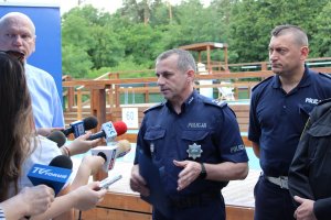 Konferencja Prezydenta Miasta Torunia Michała Zaleskiego w której wzięli udział Pierwszy Zastępca Komendanta Miejskiego Policji w Toruniu mł. insp. Krzysztof Lewandowski , Komendant Straży Miejskiej w Toruniu Mirosław Bartulewicz i Dyrektor Wodnego Ochotniczego Pogotowia Ratunkowego w Toruniu Wojciech Lewko. Na koniec wszyscy uczestnicy mogli przypomnieć sobie zasady udzielania pierwszej pomocy prezentowane przez ratownika - funkcjonariusza- Straży Miejskiej w Toruniu.