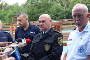 Konferencja Prezydenta Miasta Torunia Michała Zaleskiego w której wzięli udział Pierwszy Zastępca Komendanta Miejskiego Policji w Toruniu mł. insp. Krzysztof Lewandowski , Komendant Straży Miejskiej w Toruniu Mirosław Bartulewicz i Dyrektor Wodnego Ochotniczego Pogotowia Ratunkowego w Toruniu Wojciech Lewko. Na koniec wszyscy uczestnicy mogli przypomnieć sobie zasady udzielania pierwszej pomocy prezentowane przez ratownika - funkcjonariusza- Straży Miejskiej w Toruniu.