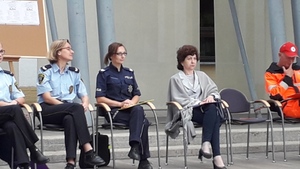 Policjantka i strażniczka miejska na scenie amfiteatru.