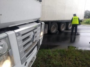 zdjęcia z miejsca zdarzenia na DK 10 w Brzozówce. Pojazd ciężarowy w poprzek drogi, volkswagen golf obok ciężarówki i volkswagen polo w przydrożnym rowie.