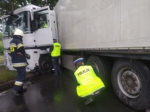 zdjęcia z miejsca zdarzenia na DK 10 w Brzozówce. Pojazd ciężarowy w poprzek drogi, volkswagen golf obok ciężarówki i volkswagen polo w przydrożnym rowie.