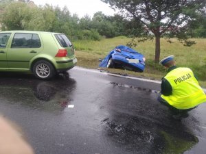 zdjęcia z miejsca zdarzenia na DK 10 w Brzozówce. Pojazd ciężarowy w poprzek drogi, volkswagen golf obok ciężarówki i volkswagen polo w przydrożnym rowie.