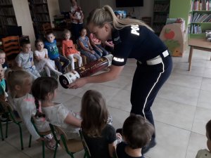 policjantka podaje dziecku &quot;magiczną tubę&quot;