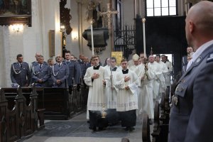 Toruńskie Obchody Święta Policji . Msza Święta z udziałem biskupa toruńskiego Jego Ekscelencji Wiesława Śmigla. Uczestniczący policjanci i kompania honorowa oraz orkiestra, przemarsz na Rynek Staromiejski. Komendant Wojewódzki  insp. Paweł Spychała oraz Komendant Miejski Policji w Toruniu insp. Maciej Lewandowski wręczający nominacje na wyższe stopnie oraz nagrody Prezydenta Miasta Torunia Michała Zaleskiego oraz Starosty Toruńskiego Marka Olszewskiego.Komendant Miejski w Toruniu wręczył pamiątkowe tablice na  jubileusz 100 lecia  powołania Policji Państwowej, którą powołano 24 lipca 1919 roku.