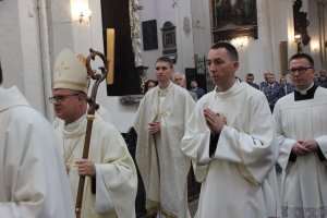 Toruńskie Obchody Święta Policji . Msza Święta z udziałem biskupa toruńskiego Jego Ekscelencji Wiesława Śmigla. Uczestniczący policjanci i kompania honorowa oraz orkiestra, przemarsz na Rynek Staromiejski. Komendant Wojewódzki  insp. Paweł Spychała oraz Komendant Miejski Policji w Toruniu insp. Maciej Lewandowski wręczający nominacje na wyższe stopnie oraz nagrody Prezydenta Miasta Torunia Michała Zaleskiego oraz Starosty Toruńskiego Marka Olszewskiego.Komendant Miejski w Toruniu wręczył pamiątkowe tablice na  jubileusz 100 lecia  powołania Policji Państwowej, którą powołano 24 lipca 1919 roku.