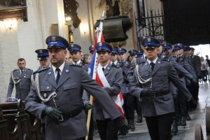 Toruńskie Obchody Święta Policji . Msza Święta z udziałem biskupa toruńskiego Jego Ekscelencji Wiesława Śmigla. Uczestniczący policjanci i kompania honorowa oraz orkiestra, przemarsz na Rynek Staromiejski. Komendant Wojewódzki  insp. Paweł Spychała oraz Komendant Miejski Policji w Toruniu insp. Maciej Lewandowski wręczający nominacje na wyższe stopnie oraz nagrody Prezydenta Miasta Torunia Michała Zaleskiego oraz Starosty Toruńskiego Marka Olszewskiego.Komendant Miejski w Toruniu wręczył pamiątkowe tablice na  jubileusz 100 lecia  powołania Policji Państwowej, którą powołano 24 lipca 1919 roku.