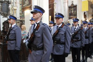 Toruńskie Obchody Święta Policji . Msza Święta z udziałem biskupa toruńskiego Jego Ekscelencji Wiesława Śmigla. Uczestniczący policjanci i kompania honorowa oraz orkiestra, przemarsz na Rynek Staromiejski. Komendant Wojewódzki  insp. Paweł Spychała oraz Komendant Miejski Policji w Toruniu insp. Maciej Lewandowski wręczający nominacje na wyższe stopnie oraz nagrody Prezydenta Miasta Torunia Michała Zaleskiego oraz Starosty Toruńskiego Marka Olszewskiego.Komendant Miejski w Toruniu wręczył pamiątkowe tablice na  jubileusz 100 lecia  powołania Policji Państwowej, którą powołano 24 lipca 1919 roku.