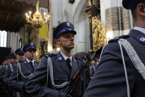 Toruńskie Obchody Święta Policji . Msza Święta z udziałem biskupa toruńskiego Jego Ekscelencji Wiesława Śmigla. Uczestniczący policjanci i kompania honorowa oraz orkiestra, przemarsz na Rynek Staromiejski. Komendant Wojewódzki  insp. Paweł Spychała oraz Komendant Miejski Policji w Toruniu insp. Maciej Lewandowski wręczający nominacje na wyższe stopnie oraz nagrody Prezydenta Miasta Torunia Michała Zaleskiego oraz Starosty Toruńskiego Marka Olszewskiego.Komendant Miejski w Toruniu wręczył pamiątkowe tablice na  jubileusz 100 lecia  powołania Policji Państwowej, którą powołano 24 lipca 1919 roku.