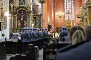 Toruńskie Obchody Święta Policji . Msza Święta z udziałem biskupa toruńskiego Jego Ekscelencji Wiesława Śmigla. Uczestniczący policjanci i kompania honorowa oraz orkiestra, przemarsz na Rynek Staromiejski. Komendant Wojewódzki  insp. Paweł Spychała oraz Komendant Miejski Policji w Toruniu insp. Maciej Lewandowski wręczający nominacje na wyższe stopnie oraz nagrody Prezydenta Miasta Torunia Michała Zaleskiego oraz Starosty Toruńskiego Marka Olszewskiego.Komendant Miejski w Toruniu wręczył pamiątkowe tablice na  jubileusz 100 lecia  powołania Policji Państwowej, którą powołano 24 lipca 1919 roku.