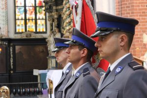 Toruńskie Obchody Święta Policji . Msza Święta z udziałem biskupa toruńskiego Jego Ekscelencji Wiesława Śmigla. Uczestniczący policjanci i kompania honorowa oraz orkiestra, przemarsz na Rynek Staromiejski. Komendant Wojewódzki  insp. Paweł Spychała oraz Komendant Miejski Policji w Toruniu insp. Maciej Lewandowski wręczający nominacje na wyższe stopnie oraz nagrody Prezydenta Miasta Torunia Michała Zaleskiego oraz Starosty Toruńskiego Marka Olszewskiego.Komendant Miejski w Toruniu wręczył pamiątkowe tablice na  jubileusz 100 lecia  powołania Policji Państwowej, którą powołano 24 lipca 1919 roku.