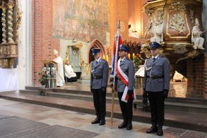 Toruńskie Obchody Święta Policji . Msza Święta z udziałem biskupa toruńskiego Jego Ekscelencji Wiesława Śmigla. Uczestniczący policjanci i kompania honorowa oraz orkiestra, przemarsz na Rynek Staromiejski. Komendant Wojewódzki  insp. Paweł Spychała oraz Komendant Miejski Policji w Toruniu insp. Maciej Lewandowski wręczający nominacje na wyższe stopnie oraz nagrody Prezydenta Miasta Torunia Michała Zaleskiego oraz Starosty Toruńskiego Marka Olszewskiego.Komendant Miejski w Toruniu wręczył pamiątkowe tablice na  jubileusz 100 lecia  powołania Policji Państwowej, którą powołano 24 lipca 1919 roku.