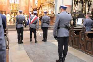 Toruńskie Obchody Święta Policji . Msza Święta z udziałem biskupa toruńskiego Jego Ekscelencji Wiesława Śmigla. Uczestniczący policjanci i kompania honorowa oraz orkiestra, przemarsz na Rynek Staromiejski. Komendant Wojewódzki  insp. Paweł Spychała oraz Komendant Miejski Policji w Toruniu insp. Maciej Lewandowski wręczający nominacje na wyższe stopnie oraz nagrody Prezydenta Miasta Torunia Michała Zaleskiego oraz Starosty Toruńskiego Marka Olszewskiego.Komendant Miejski w Toruniu wręczył pamiątkowe tablice na  jubileusz 100 lecia  powołania Policji Państwowej, którą powołano 24 lipca 1919 roku.