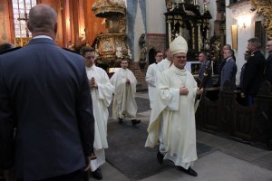 Toruńskie Obchody Święta Policji . Msza Święta z udziałem biskupa toruńskiego Jego Ekscelencji Wiesława Śmigla. Uczestniczący policjanci i kompania honorowa oraz orkiestra, przemarsz na Rynek Staromiejski. Komendant Wojewódzki  insp. Paweł Spychała oraz Komendant Miejski Policji w Toruniu insp. Maciej Lewandowski wręczający nominacje na wyższe stopnie oraz nagrody Prezydenta Miasta Torunia Michała Zaleskiego oraz Starosty Toruńskiego Marka Olszewskiego.Komendant Miejski w Toruniu wręczył pamiątkowe tablice na  jubileusz 100 lecia  powołania Policji Państwowej, którą powołano 24 lipca 1919 roku.