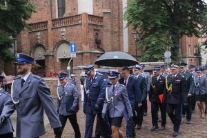 Toruńskie Obchody Święta Policji . Msza Święta z udziałem biskupa toruńskiego Jego Ekscelencji Wiesława Śmigla. Uczestniczący policjanci i kompania honorowa oraz orkiestra, przemarsz na Rynek Staromiejski. Komendant Wojewódzki  insp. Paweł Spychała oraz Komendant Miejski Policji w Toruniu insp. Maciej Lewandowski wręczający nominacje na wyższe stopnie oraz nagrody Prezydenta Miasta Torunia Michała Zaleskiego oraz Starosty Toruńskiego Marka Olszewskiego.Komendant Miejski w Toruniu wręczył pamiątkowe tablice na  jubileusz 100 lecia  powołania Policji Państwowej, którą powołano 24 lipca 1919 roku.