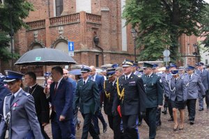 Toruńskie Obchody Święta Policji . Msza Święta z udziałem biskupa toruńskiego Jego Ekscelencji Wiesława Śmigla. Uczestniczący policjanci i kompania honorowa oraz orkiestra, przemarsz na Rynek Staromiejski. Komendant Wojewódzki  insp. Paweł Spychała oraz Komendant Miejski Policji w Toruniu insp. Maciej Lewandowski wręczający nominacje na wyższe stopnie oraz nagrody Prezydenta Miasta Torunia Michała Zaleskiego oraz Starosty Toruńskiego Marka Olszewskiego.Komendant Miejski w Toruniu wręczył pamiątkowe tablice na  jubileusz 100 lecia  powołania Policji Państwowej, którą powołano 24 lipca 1919 roku.