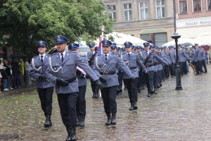 Toruńskie Obchody Święta Policji . Msza Święta z udziałem biskupa toruńskiego Jego Ekscelencji Wiesława Śmigla. Uczestniczący policjanci i kompania honorowa oraz orkiestra, przemarsz na Rynek Staromiejski. Komendant Wojewódzki  insp. Paweł Spychała oraz Komendant Miejski Policji w Toruniu insp. Maciej Lewandowski wręczający nominacje na wyższe stopnie oraz nagrody Prezydenta Miasta Torunia Michała Zaleskiego oraz Starosty Toruńskiego Marka Olszewskiego.Komendant Miejski w Toruniu wręczył pamiątkowe tablice na  jubileusz 100 lecia  powołania Policji Państwowej, którą powołano 24 lipca 1919 roku.