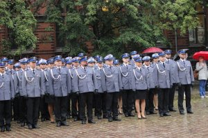 Toruńskie Obchody Święta Policji . Msza Święta z udziałem biskupa toruńskiego Jego Ekscelencji Wiesława Śmigla. Uczestniczący policjanci i kompania honorowa oraz orkiestra, przemarsz na Rynek Staromiejski. Komendant Wojewódzki  insp. Paweł Spychała oraz Komendant Miejski Policji w Toruniu insp. Maciej Lewandowski wręczający nominacje na wyższe stopnie oraz nagrody Prezydenta Miasta Torunia Michała Zaleskiego oraz Starosty Toruńskiego Marka Olszewskiego.Komendant Miejski w Toruniu wręczył pamiątkowe tablice na  jubileusz 100 lecia  powołania Policji Państwowej, którą powołano 24 lipca 1919 roku.