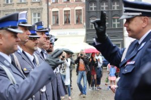 Toruńskie Obchody Święta Policji . Msza Święta z udziałem biskupa toruńskiego Jego Ekscelencji Wiesława Śmigla. Uczestniczący policjanci i kompania honorowa oraz orkiestra, przemarsz na Rynek Staromiejski. Komendant Wojewódzki  insp. Paweł Spychała oraz Komendant Miejski Policji w Toruniu insp. Maciej Lewandowski wręczający nominacje na wyższe stopnie oraz nagrody Prezydenta Miasta Torunia Michała Zaleskiego oraz Starosty Toruńskiego Marka Olszewskiego.Komendant Miejski w Toruniu wręczył pamiątkowe tablice na  jubileusz 100 lecia  powołania Policji Państwowej, którą powołano 24 lipca 1919 roku.