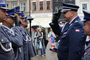 Toruńskie Obchody Święta Policji . Msza Święta z udziałem biskupa toruńskiego Jego Ekscelencji Wiesława Śmigla. Uczestniczący policjanci i kompania honorowa oraz orkiestra, przemarsz na Rynek Staromiejski. Komendant Wojewódzki  insp. Paweł Spychała oraz Komendant Miejski Policji w Toruniu insp. Maciej Lewandowski wręczający nominacje na wyższe stopnie oraz nagrody Prezydenta Miasta Torunia Michała Zaleskiego oraz Starosty Toruńskiego Marka Olszewskiego.Komendant Miejski w Toruniu wręczył pamiątkowe tablice na  jubileusz 100 lecia  powołania Policji Państwowej, którą powołano 24 lipca 1919 roku.