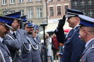 Toruńskie Obchody Święta Policji . Msza Święta z udziałem biskupa toruńskiego Jego Ekscelencji Wiesława Śmigla. Uczestniczący policjanci i kompania honorowa oraz orkiestra, przemarsz na Rynek Staromiejski. Komendant Wojewódzki  insp. Paweł Spychała oraz Komendant Miejski Policji w Toruniu insp. Maciej Lewandowski wręczający nominacje na wyższe stopnie oraz nagrody Prezydenta Miasta Torunia Michała Zaleskiego oraz Starosty Toruńskiego Marka Olszewskiego.Komendant Miejski w Toruniu wręczył pamiątkowe tablice na  jubileusz 100 lecia  powołania Policji Państwowej, którą powołano 24 lipca 1919 roku.