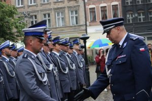 Toruńskie Obchody Święta Policji . Msza Święta z udziałem biskupa toruńskiego Jego Ekscelencji Wiesława Śmigla. Uczestniczący policjanci i kompania honorowa oraz orkiestra, przemarsz na Rynek Staromiejski. Komendant Wojewódzki  insp. Paweł Spychała oraz Komendant Miejski Policji w Toruniu insp. Maciej Lewandowski wręczający nominacje na wyższe stopnie oraz nagrody Prezydenta Miasta Torunia Michała Zaleskiego oraz Starosty Toruńskiego Marka Olszewskiego.Komendant Miejski w Toruniu wręczył pamiątkowe tablice na  jubileusz 100 lecia  powołania Policji Państwowej, którą powołano 24 lipca 1919 roku.