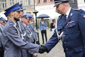 Toruńskie Obchody Święta Policji . Msza Święta z udziałem biskupa toruńskiego Jego Ekscelencji Wiesława Śmigla. Uczestniczący policjanci i kompania honorowa oraz orkiestra, przemarsz na Rynek Staromiejski. Komendant Wojewódzki  insp. Paweł Spychała oraz Komendant Miejski Policji w Toruniu insp. Maciej Lewandowski wręczający nominacje na wyższe stopnie oraz nagrody Prezydenta Miasta Torunia Michała Zaleskiego oraz Starosty Toruńskiego Marka Olszewskiego.Komendant Miejski w Toruniu wręczył pamiątkowe tablice na  jubileusz 100 lecia  powołania Policji Państwowej, którą powołano 24 lipca 1919 roku.