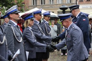 Toruńskie Obchody Święta Policji . Msza Święta z udziałem biskupa toruńskiego Jego Ekscelencji Wiesława Śmigla. Uczestniczący policjanci i kompania honorowa oraz orkiestra, przemarsz na Rynek Staromiejski. Komendant Wojewódzki  insp. Paweł Spychała oraz Komendant Miejski Policji w Toruniu insp. Maciej Lewandowski wręczający nominacje na wyższe stopnie oraz nagrody Prezydenta Miasta Torunia Michała Zaleskiego oraz Starosty Toruńskiego Marka Olszewskiego.Komendant Miejski w Toruniu wręczył pamiątkowe tablice na  jubileusz 100 lecia  powołania Policji Państwowej, którą powołano 24 lipca 1919 roku.