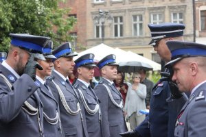 Toruńskie Obchody Święta Policji . Msza Święta z udziałem biskupa toruńskiego Jego Ekscelencji Wiesława Śmigla. Uczestniczący policjanci i kompania honorowa oraz orkiestra, przemarsz na Rynek Staromiejski. Komendant Wojewódzki  insp. Paweł Spychała oraz Komendant Miejski Policji w Toruniu insp. Maciej Lewandowski wręczający nominacje na wyższe stopnie oraz nagrody Prezydenta Miasta Torunia Michała Zaleskiego oraz Starosty Toruńskiego Marka Olszewskiego.Komendant Miejski w Toruniu wręczył pamiątkowe tablice na  jubileusz 100 lecia  powołania Policji Państwowej, którą powołano 24 lipca 1919 roku.