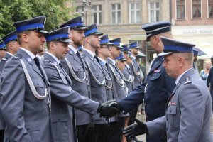 Toruńskie Obchody Święta Policji . Msza Święta z udziałem biskupa toruńskiego Jego Ekscelencji Wiesława Śmigla. Uczestniczący policjanci i kompania honorowa oraz orkiestra, przemarsz na Rynek Staromiejski. Komendant Wojewódzki  insp. Paweł Spychała oraz Komendant Miejski Policji w Toruniu insp. Maciej Lewandowski wręczający nominacje na wyższe stopnie oraz nagrody Prezydenta Miasta Torunia Michała Zaleskiego oraz Starosty Toruńskiego Marka Olszewskiego.Komendant Miejski w Toruniu wręczył pamiątkowe tablice na  jubileusz 100 lecia  powołania Policji Państwowej, którą powołano 24 lipca 1919 roku.