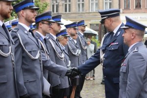 Toruńskie Obchody Święta Policji . Msza Święta z udziałem biskupa toruńskiego Jego Ekscelencji Wiesława Śmigla. Uczestniczący policjanci i kompania honorowa oraz orkiestra, przemarsz na Rynek Staromiejski. Komendant Wojewódzki  insp. Paweł Spychała oraz Komendant Miejski Policji w Toruniu insp. Maciej Lewandowski wręczający nominacje na wyższe stopnie oraz nagrody Prezydenta Miasta Torunia Michała Zaleskiego oraz Starosty Toruńskiego Marka Olszewskiego.Komendant Miejski w Toruniu wręczył pamiątkowe tablice na  jubileusz 100 lecia  powołania Policji Państwowej, którą powołano 24 lipca 1919 roku.