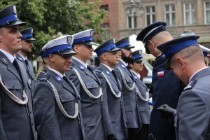 Toruńskie Obchody Święta Policji . Msza Święta z udziałem biskupa toruńskiego Jego Ekscelencji Wiesława Śmigla. Uczestniczący policjanci i kompania honorowa oraz orkiestra, przemarsz na Rynek Staromiejski. Komendant Wojewódzki  insp. Paweł Spychała oraz Komendant Miejski Policji w Toruniu insp. Maciej Lewandowski wręczający nominacje na wyższe stopnie oraz nagrody Prezydenta Miasta Torunia Michała Zaleskiego oraz Starosty Toruńskiego Marka Olszewskiego.Komendant Miejski w Toruniu wręczył pamiątkowe tablice na  jubileusz 100 lecia  powołania Policji Państwowej, którą powołano 24 lipca 1919 roku.