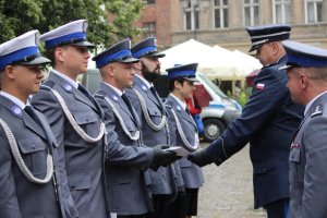 Toruńskie Obchody Święta Policji . Msza Święta z udziałem biskupa toruńskiego Jego Ekscelencji Wiesława Śmigla. Uczestniczący policjanci i kompania honorowa oraz orkiestra, przemarsz na Rynek Staromiejski. Komendant Wojewódzki  insp. Paweł Spychała oraz Komendant Miejski Policji w Toruniu insp. Maciej Lewandowski wręczający nominacje na wyższe stopnie oraz nagrody Prezydenta Miasta Torunia Michała Zaleskiego oraz Starosty Toruńskiego Marka Olszewskiego.Komendant Miejski w Toruniu wręczył pamiątkowe tablice na  jubileusz 100 lecia  powołania Policji Państwowej, którą powołano 24 lipca 1919 roku.