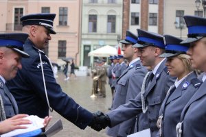 Toruńskie Obchody Święta Policji . Msza Święta z udziałem biskupa toruńskiego Jego Ekscelencji Wiesława Śmigla. Uczestniczący policjanci i kompania honorowa oraz orkiestra, przemarsz na Rynek Staromiejski. Komendant Wojewódzki  insp. Paweł Spychała oraz Komendant Miejski Policji w Toruniu insp. Maciej Lewandowski wręczający nominacje na wyższe stopnie oraz nagrody Prezydenta Miasta Torunia Michała Zaleskiego oraz Starosty Toruńskiego Marka Olszewskiego.Komendant Miejski w Toruniu wręczył pamiątkowe tablice na  jubileusz 100 lecia  powołania Policji Państwowej, którą powołano 24 lipca 1919 roku.