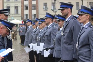 Toruńskie Obchody Święta Policji . Msza Święta z udziałem biskupa toruńskiego Jego Ekscelencji Wiesława Śmigla. Uczestniczący policjanci i kompania honorowa oraz orkiestra, przemarsz na Rynek Staromiejski. Komendant Wojewódzki  insp. Paweł Spychała oraz Komendant Miejski Policji w Toruniu insp. Maciej Lewandowski wręczający nominacje na wyższe stopnie oraz nagrody Prezydenta Miasta Torunia Michała Zaleskiego oraz Starosty Toruńskiego Marka Olszewskiego.Komendant Miejski w Toruniu wręczył pamiątkowe tablice na  jubileusz 100 lecia  powołania Policji Państwowej, którą powołano 24 lipca 1919 roku.