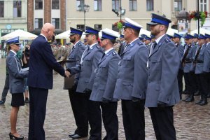 Toruńskie Obchody Święta Policji . Msza Święta z udziałem biskupa toruńskiego Jego Ekscelencji Wiesława Śmigla. Uczestniczący policjanci i kompania honorowa oraz orkiestra, przemarsz na Rynek Staromiejski. Komendant Wojewódzki  insp. Paweł Spychała oraz Komendant Miejski Policji w Toruniu insp. Maciej Lewandowski wręczający nominacje na wyższe stopnie oraz nagrody Prezydenta Miasta Torunia Michała Zaleskiego oraz Starosty Toruńskiego Marka Olszewskiego.Komendant Miejski w Toruniu wręczył pamiątkowe tablice na  jubileusz 100 lecia  powołania Policji Państwowej, którą powołano 24 lipca 1919 roku.