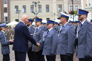 Toruńskie Obchody Święta Policji . Msza Święta z udziałem biskupa toruńskiego Jego Ekscelencji Wiesława Śmigla. Uczestniczący policjanci i kompania honorowa oraz orkiestra, przemarsz na Rynek Staromiejski. Komendant Wojewódzki  insp. Paweł Spychała oraz Komendant Miejski Policji w Toruniu insp. Maciej Lewandowski wręczający nominacje na wyższe stopnie oraz nagrody Prezydenta Miasta Torunia Michała Zaleskiego oraz Starosty Toruńskiego Marka Olszewskiego.Komendant Miejski w Toruniu wręczył pamiątkowe tablice na  jubileusz 100 lecia  powołania Policji Państwowej, którą powołano 24 lipca 1919 roku.