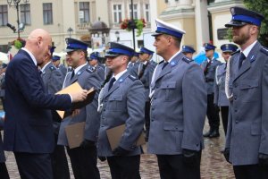 Toruńskie Obchody Święta Policji . Msza Święta z udziałem biskupa toruńskiego Jego Ekscelencji Wiesława Śmigla. Uczestniczący policjanci i kompania honorowa oraz orkiestra, przemarsz na Rynek Staromiejski. Komendant Wojewódzki  insp. Paweł Spychała oraz Komendant Miejski Policji w Toruniu insp. Maciej Lewandowski wręczający nominacje na wyższe stopnie oraz nagrody Prezydenta Miasta Torunia Michała Zaleskiego oraz Starosty Toruńskiego Marka Olszewskiego.Komendant Miejski w Toruniu wręczył pamiątkowe tablice na  jubileusz 100 lecia  powołania Policji Państwowej, którą powołano 24 lipca 1919 roku.