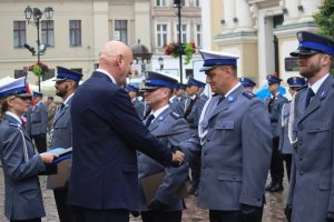 Toruńskie Obchody Święta Policji . Msza Święta z udziałem biskupa toruńskiego Jego Ekscelencji Wiesława Śmigla. Uczestniczący policjanci i kompania honorowa oraz orkiestra, przemarsz na Rynek Staromiejski. Komendant Wojewódzki  insp. Paweł Spychała oraz Komendant Miejski Policji w Toruniu insp. Maciej Lewandowski wręczający nominacje na wyższe stopnie oraz nagrody Prezydenta Miasta Torunia Michała Zaleskiego oraz Starosty Toruńskiego Marka Olszewskiego.Komendant Miejski w Toruniu wręczył pamiątkowe tablice na  jubileusz 100 lecia  powołania Policji Państwowej, którą powołano 24 lipca 1919 roku.