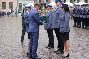 Toruńskie Obchody Święta Policji . Msza Święta z udziałem biskupa toruńskiego Jego Ekscelencji Wiesława Śmigla. Uczestniczący policjanci i kompania honorowa oraz orkiestra, przemarsz na Rynek Staromiejski. Komendant Wojewódzki  insp. Paweł Spychała oraz Komendant Miejski Policji w Toruniu insp. Maciej Lewandowski wręczający nominacje na wyższe stopnie oraz nagrody Prezydenta Miasta Torunia Michała Zaleskiego oraz Starosty Toruńskiego Marka Olszewskiego.Komendant Miejski w Toruniu wręczył pamiątkowe tablice na  jubileusz 100 lecia  powołania Policji Państwowej, którą powołano 24 lipca 1919 roku.