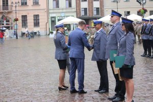 Toruńskie Obchody Święta Policji . Msza Święta z udziałem biskupa toruńskiego Jego Ekscelencji Wiesława Śmigla. Uczestniczący policjanci i kompania honorowa oraz orkiestra, przemarsz na Rynek Staromiejski. Komendant Wojewódzki  insp. Paweł Spychała oraz Komendant Miejski Policji w Toruniu insp. Maciej Lewandowski wręczający nominacje na wyższe stopnie oraz nagrody Prezydenta Miasta Torunia Michała Zaleskiego oraz Starosty Toruńskiego Marka Olszewskiego.Komendant Miejski w Toruniu wręczył pamiątkowe tablice na  jubileusz 100 lecia  powołania Policji Państwowej, którą powołano 24 lipca 1919 roku.