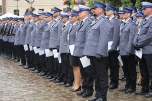 Toruńskie Obchody Święta Policji . Msza Święta z udziałem biskupa toruńskiego Jego Ekscelencji Wiesława Śmigla. Uczestniczący policjanci i kompania honorowa oraz orkiestra, przemarsz na Rynek Staromiejski. Komendant Wojewódzki  insp. Paweł Spychała oraz Komendant Miejski Policji w Toruniu insp. Maciej Lewandowski wręczający nominacje na wyższe stopnie oraz nagrody Prezydenta Miasta Torunia Michała Zaleskiego oraz Starosty Toruńskiego Marka Olszewskiego.Komendant Miejski w Toruniu wręczył pamiątkowe tablice na  jubileusz 100 lecia  powołania Policji Państwowej, którą powołano 24 lipca 1919 roku.