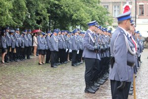 Toruńskie Obchody Święta Policji . Msza Święta z udziałem biskupa toruńskiego Jego Ekscelencji Wiesława Śmigla. Uczestniczący policjanci i kompania honorowa oraz orkiestra, przemarsz na Rynek Staromiejski. Komendant Wojewódzki  insp. Paweł Spychała oraz Komendant Miejski Policji w Toruniu insp. Maciej Lewandowski wręczający nominacje na wyższe stopnie oraz nagrody Prezydenta Miasta Torunia Michała Zaleskiego oraz Starosty Toruńskiego Marka Olszewskiego.Komendant Miejski w Toruniu wręczył pamiątkowe tablice na  jubileusz 100 lecia  powołania Policji Państwowej, którą powołano 24 lipca 1919 roku.