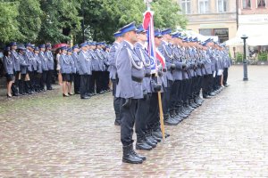 Toruńskie Obchody Święta Policji . Msza Święta z udziałem biskupa toruńskiego Jego Ekscelencji Wiesława Śmigla. Uczestniczący policjanci i kompania honorowa oraz orkiestra, przemarsz na Rynek Staromiejski. Komendant Wojewódzki  insp. Paweł Spychała oraz Komendant Miejski Policji w Toruniu insp. Maciej Lewandowski wręczający nominacje na wyższe stopnie oraz nagrody Prezydenta Miasta Torunia Michała Zaleskiego oraz Starosty Toruńskiego Marka Olszewskiego.Komendant Miejski w Toruniu wręczył pamiątkowe tablice na  jubileusz 100 lecia  powołania Policji Państwowej, którą powołano 24 lipca 1919 roku.