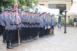 Toruńskie Obchody Święta Policji . Msza Święta z udziałem biskupa toruńskiego Jego Ekscelencji Wiesława Śmigla. Uczestniczący policjanci i kompania honorowa oraz orkiestra, przemarsz na Rynek Staromiejski. Komendant Wojewódzki  insp. Paweł Spychała oraz Komendant Miejski Policji w Toruniu insp. Maciej Lewandowski wręczający nominacje na wyższe stopnie oraz nagrody Prezydenta Miasta Torunia Michała Zaleskiego oraz Starosty Toruńskiego Marka Olszewskiego.Komendant Miejski w Toruniu wręczył pamiątkowe tablice na  jubileusz 100 lecia  powołania Policji Państwowej, którą powołano 24 lipca 1919 roku.