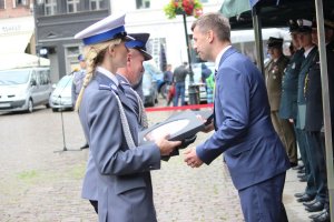 Toruńskie Obchody Święta Policji . Msza Święta z udziałem biskupa toruńskiego Jego Ekscelencji Wiesława Śmigla. Uczestniczący policjanci i kompania honorowa oraz orkiestra, przemarsz na Rynek Staromiejski. Komendant Wojewódzki  insp. Paweł Spychała oraz Komendant Miejski Policji w Toruniu insp. Maciej Lewandowski wręczający nominacje na wyższe stopnie oraz nagrody Prezydenta Miasta Torunia Michała Zaleskiego oraz Starosty Toruńskiego Marka Olszewskiego.Komendant Miejski w Toruniu wręczył pamiątkowe tablice na  jubileusz 100 lecia  powołania Policji Państwowej, którą powołano 24 lipca 1919 roku.