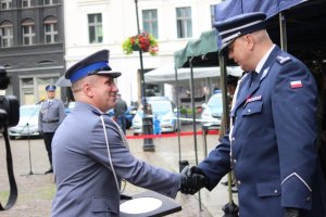 Toruńskie Obchody Święta Policji . Msza Święta z udziałem biskupa toruńskiego Jego Ekscelencji Wiesława Śmigla. Uczestniczący policjanci i kompania honorowa oraz orkiestra, przemarsz na Rynek Staromiejski. Komendant Wojewódzki  insp. Paweł Spychała oraz Komendant Miejski Policji w Toruniu insp. Maciej Lewandowski wręczający nominacje na wyższe stopnie oraz nagrody Prezydenta Miasta Torunia Michała Zaleskiego oraz Starosty Toruńskiego Marka Olszewskiego.Komendant Miejski w Toruniu wręczył pamiątkowe tablice na  jubileusz 100 lecia  powołania Policji Państwowej, którą powołano 24 lipca 1919 roku.